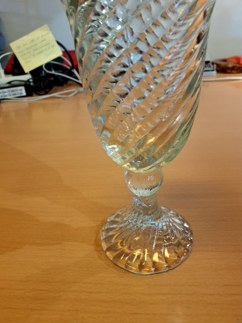 Glasvase med snoet mønsterc